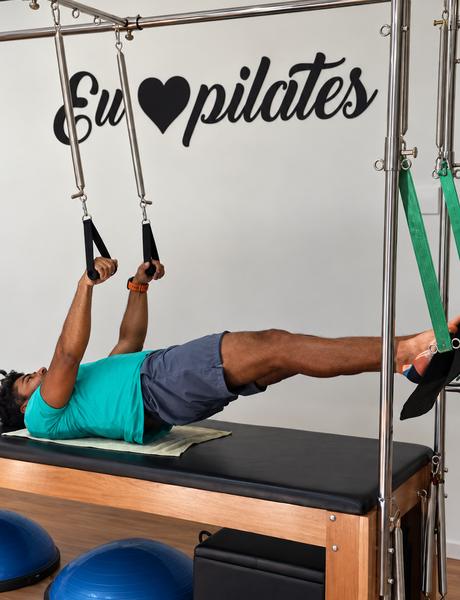 Aluno em exercício no cadillac do pilates