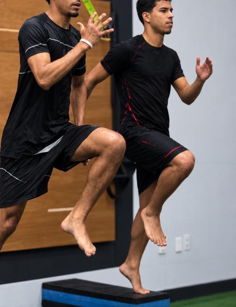 Alunos treinando saltos no caixote