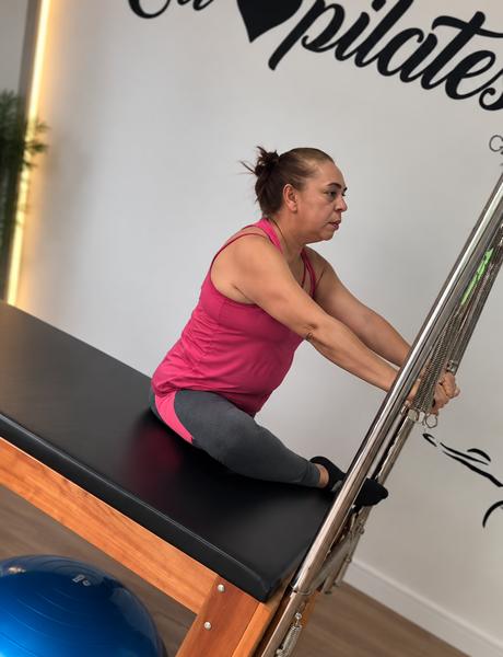 Aluna em aula de pilates