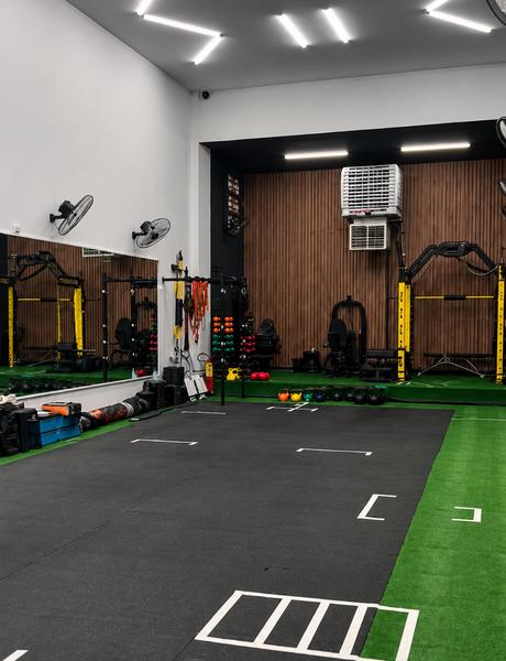 Espaço de treino do funcional com equipamentos