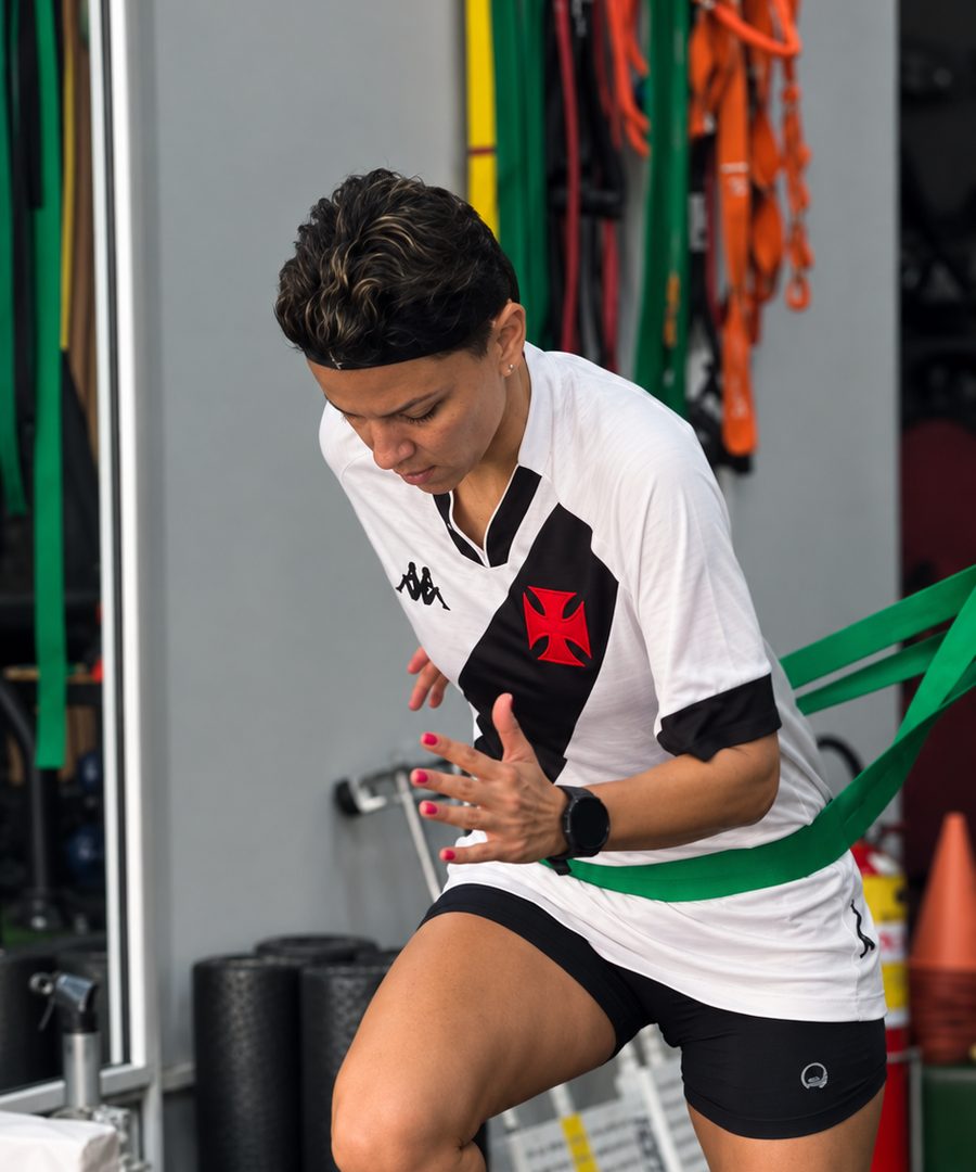 Aluno treinando com elástico no treinamento funcional