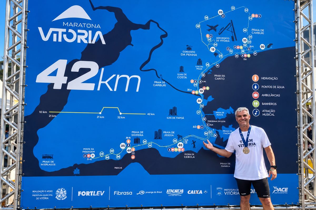 Wilson diante do painel da Maratona de Vitória, prova de 42 km